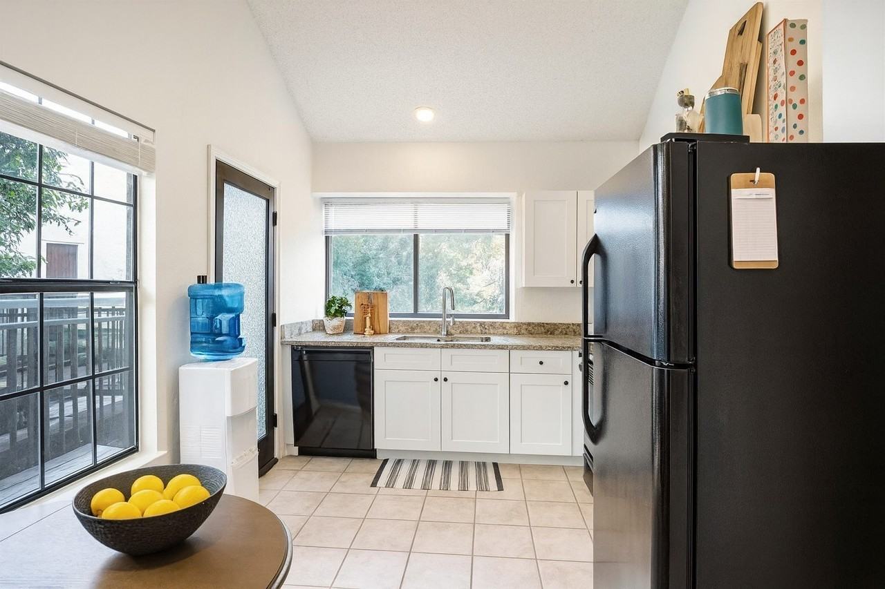 4308 Laguna Dr - Photo 3 of 9