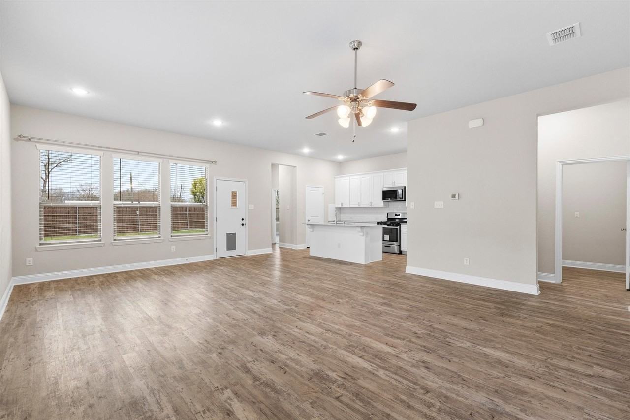 576 Spruce Trl - Photo 4 of 39