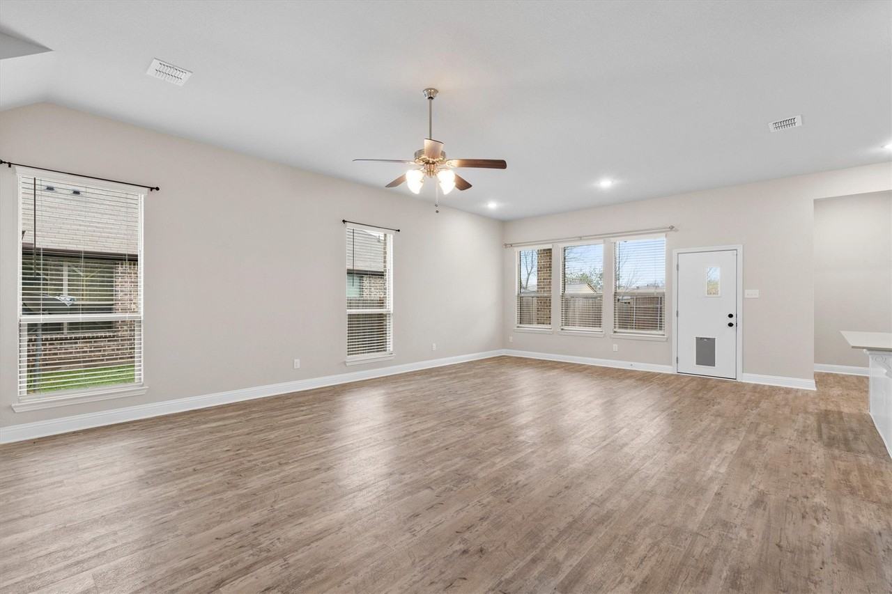 576 Spruce Trl - Photo 6 of 39