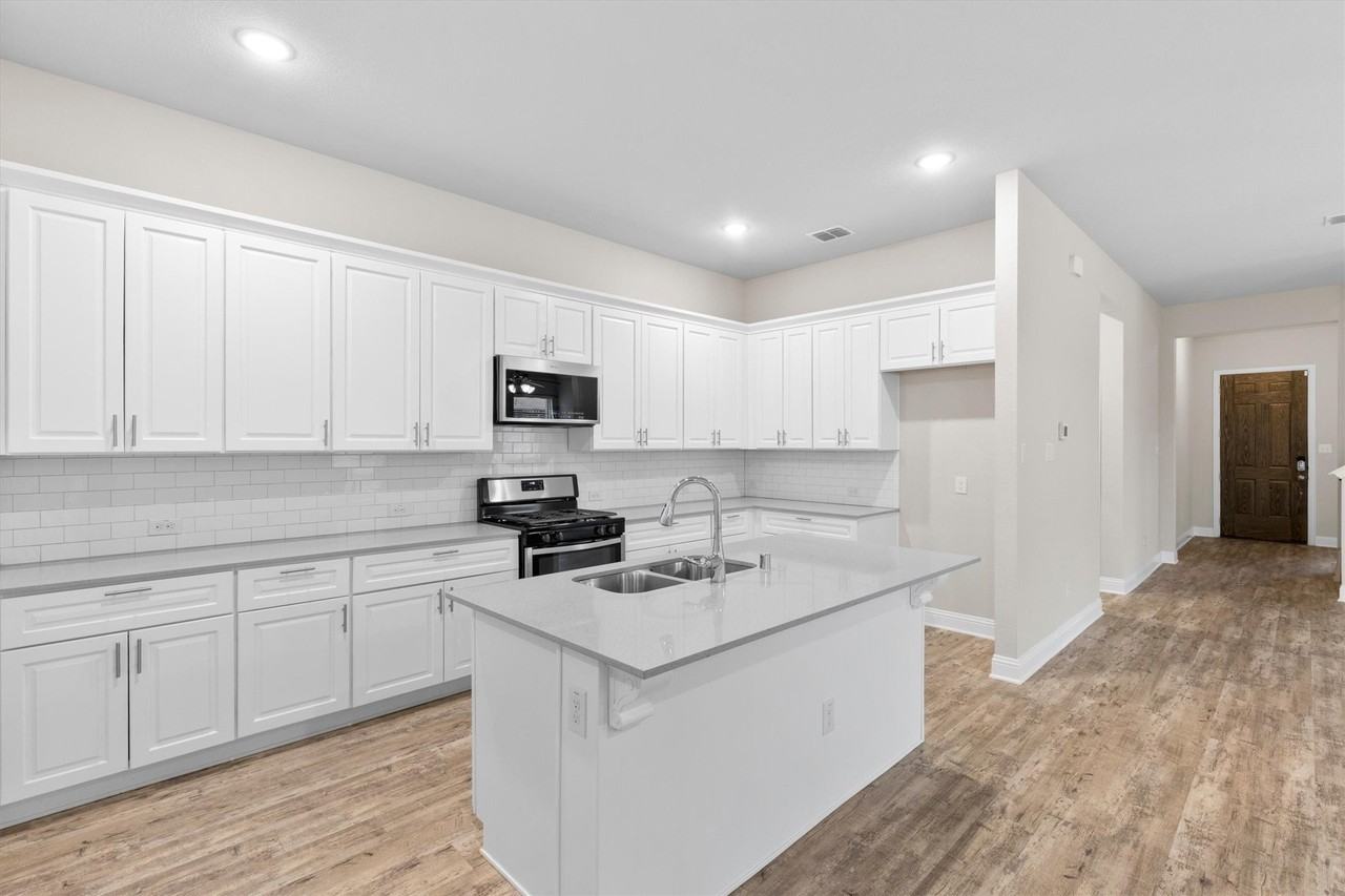 576 Spruce Trl - Photo 7 of 39