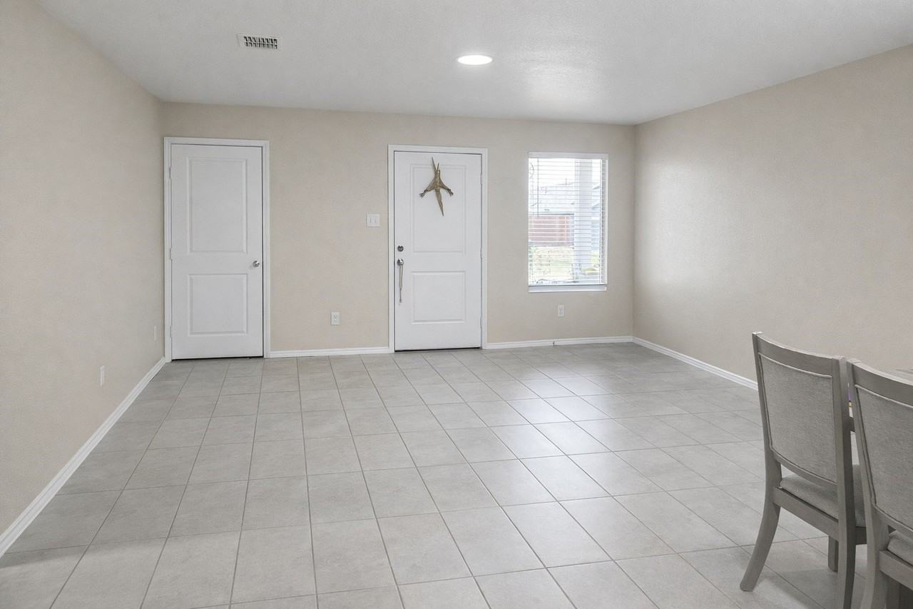 1627 Cattle Drive Ln - Photo 3 of 22