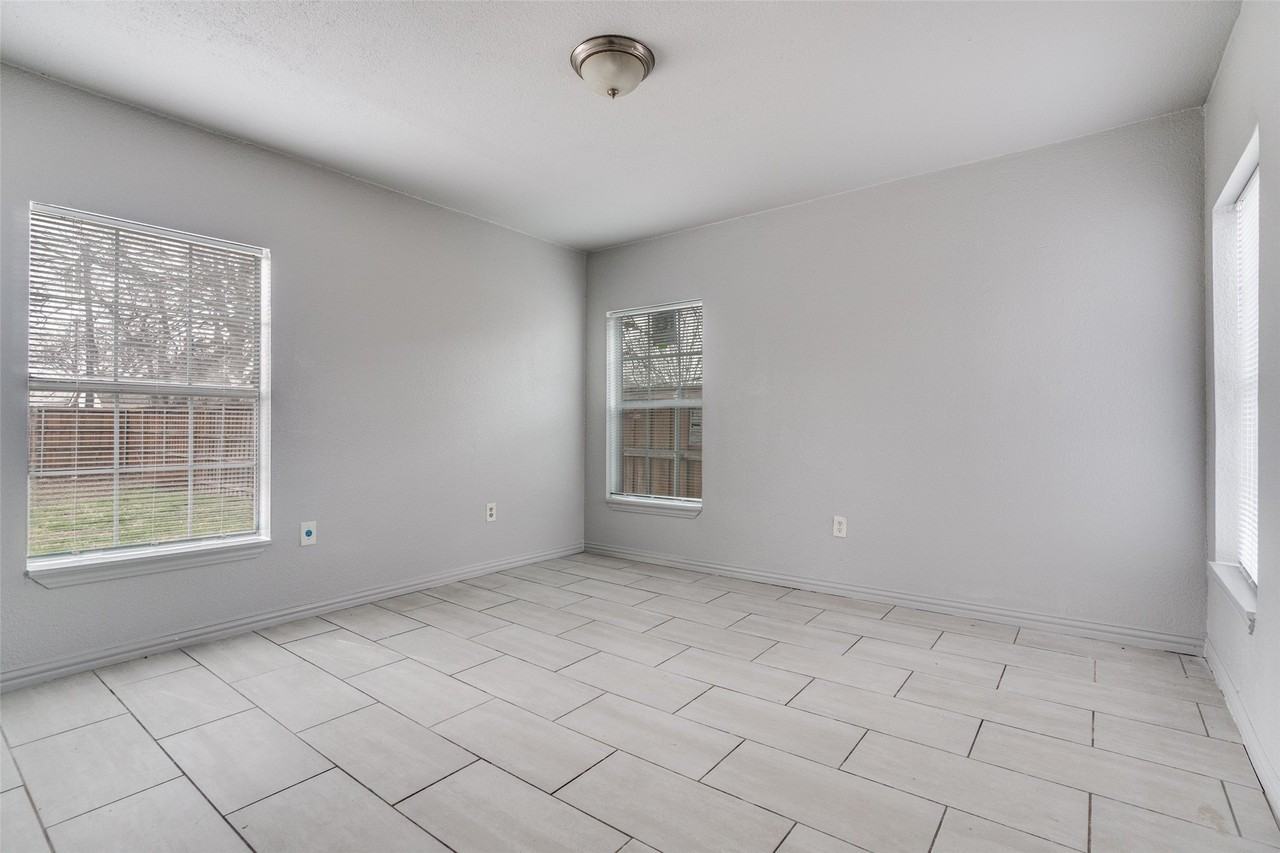 7911 Wanebe Dr - Photo 4 of 15