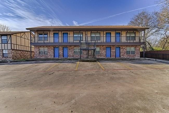 820 Southeast Pkwy - Photo 2 of 9