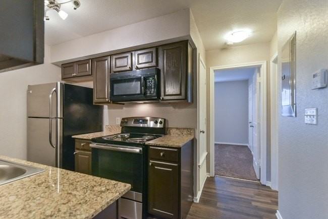 820 Southeast Pkwy - Photo 4 of 9