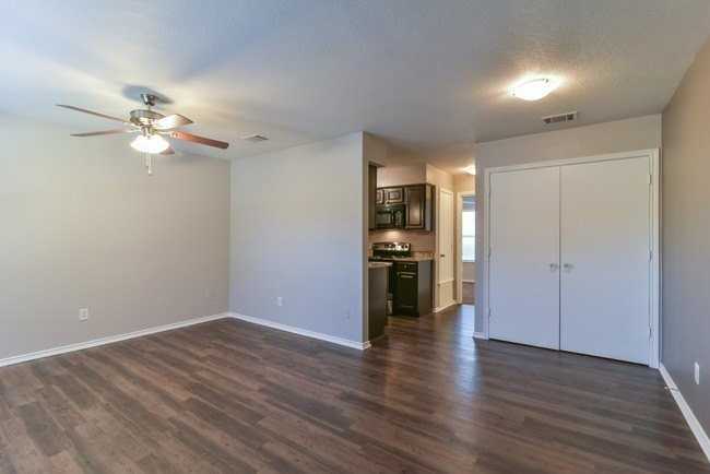 820 Southeast Pkwy - Photo 5 of 9