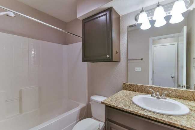 820 Southeast Pkwy - Photo 6 of 9