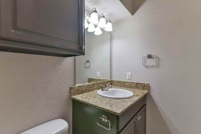 820 Southeast Pkwy - Photo 7 of 9