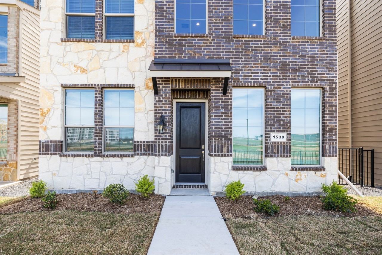 1530 Lake District Dr - Photo 4 of 32