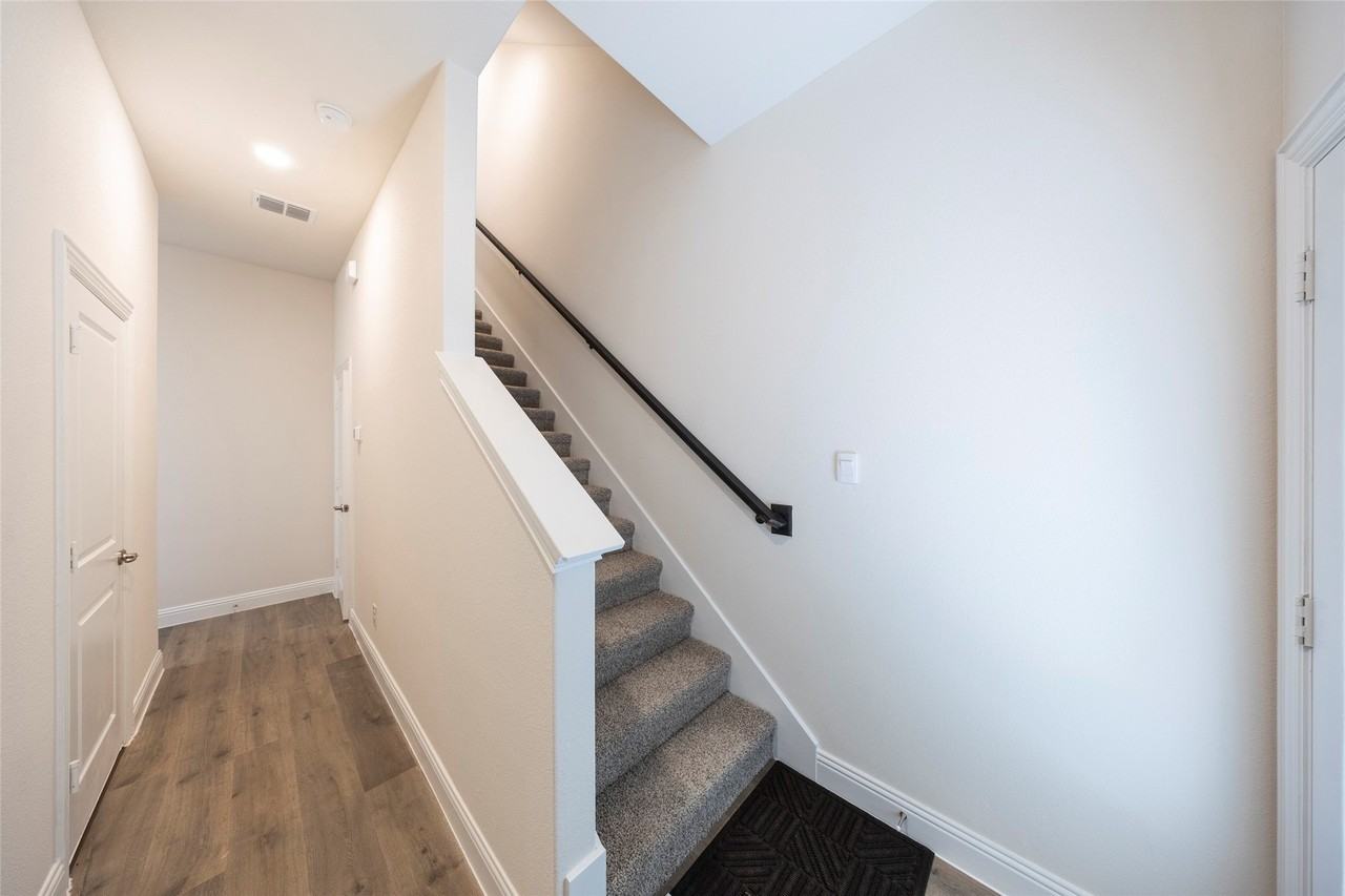 1530 Lake District Dr - Photo 5 of 32