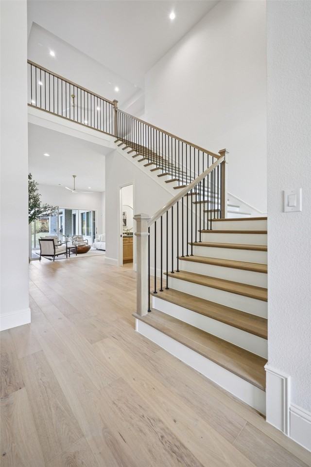 3845 Van Ness Ln - Photo 3 of 40