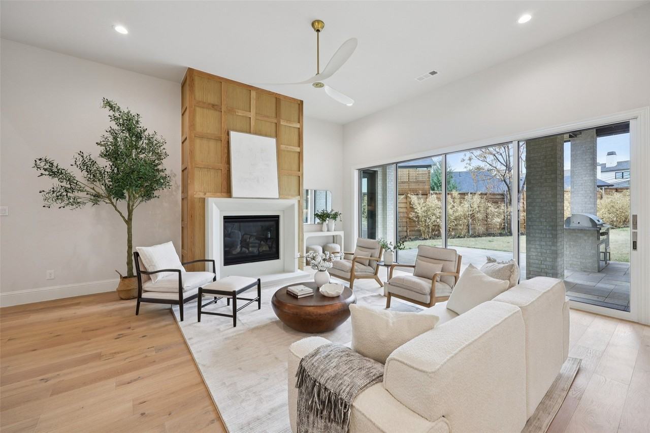 3845 Van Ness Ln - Photo 6 of 40