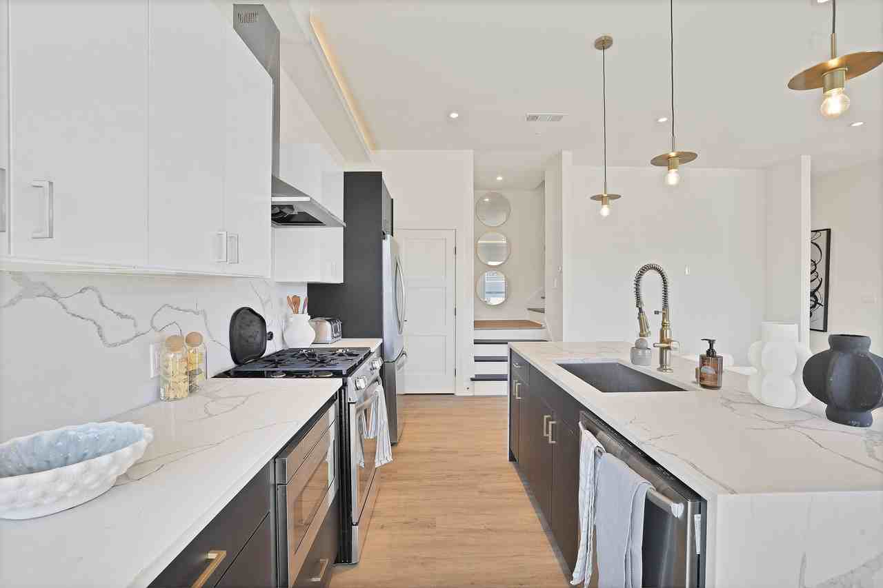 1731 N Fitzhugh Ave #1 - Photo 4 of 25