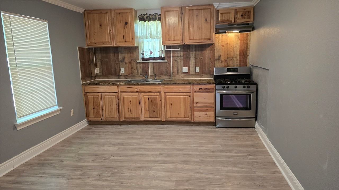 304 E King St - Photo 2 of 9