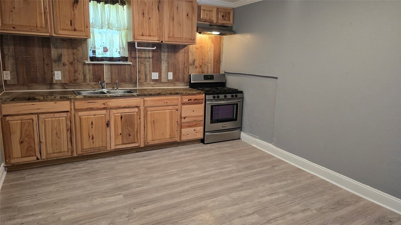 304 E King St - Photo 3 of 9