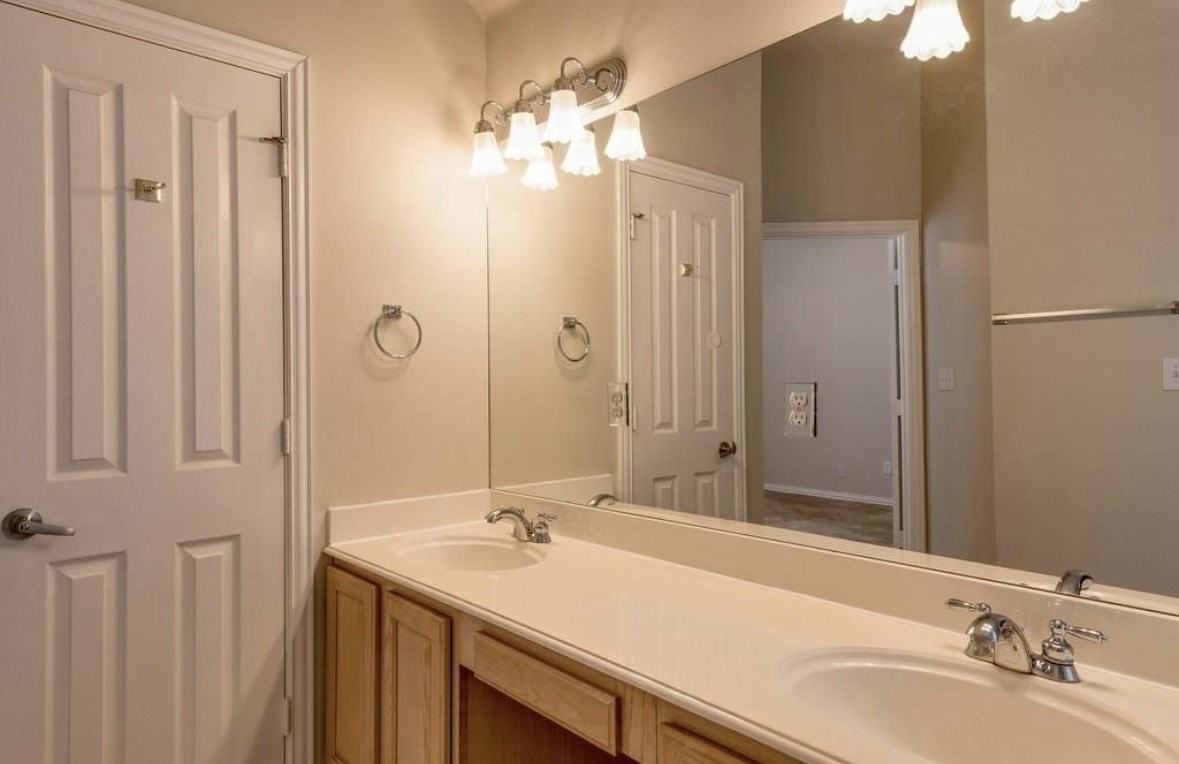 615 Regency Dr - Photo 6 of 13