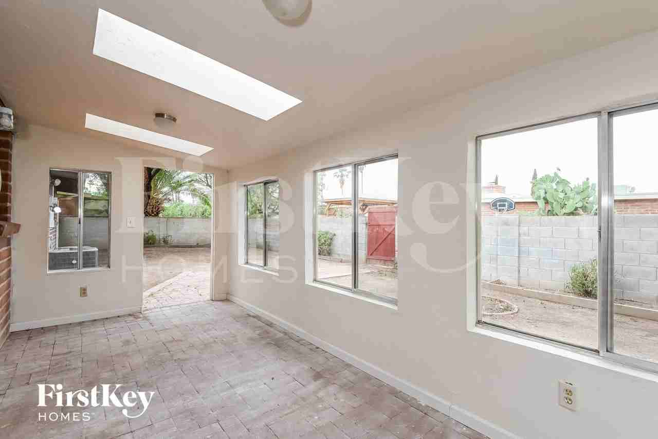 8940 E Pine Valley Dr - Photo 6 of 15