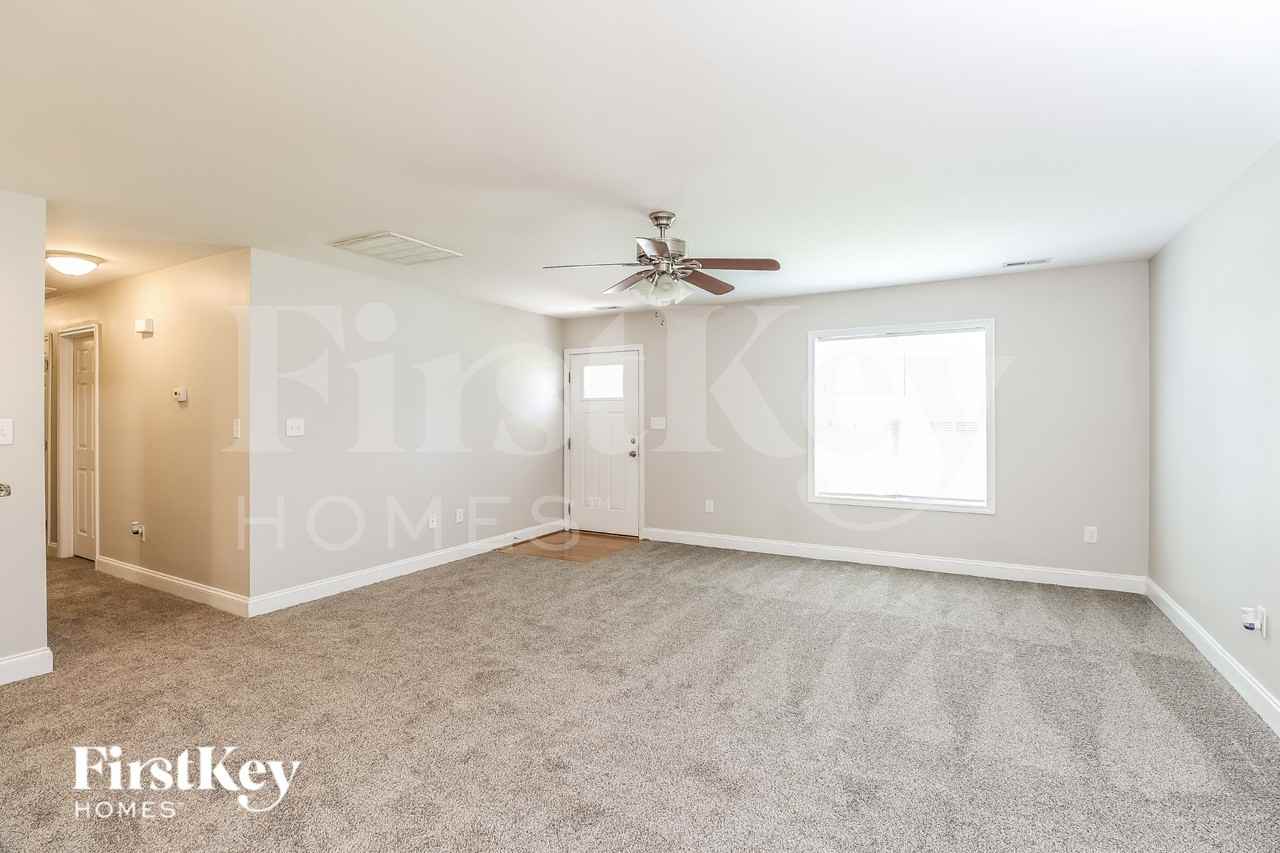 284 Southcircle Dr Nw - Photo 3 of 19