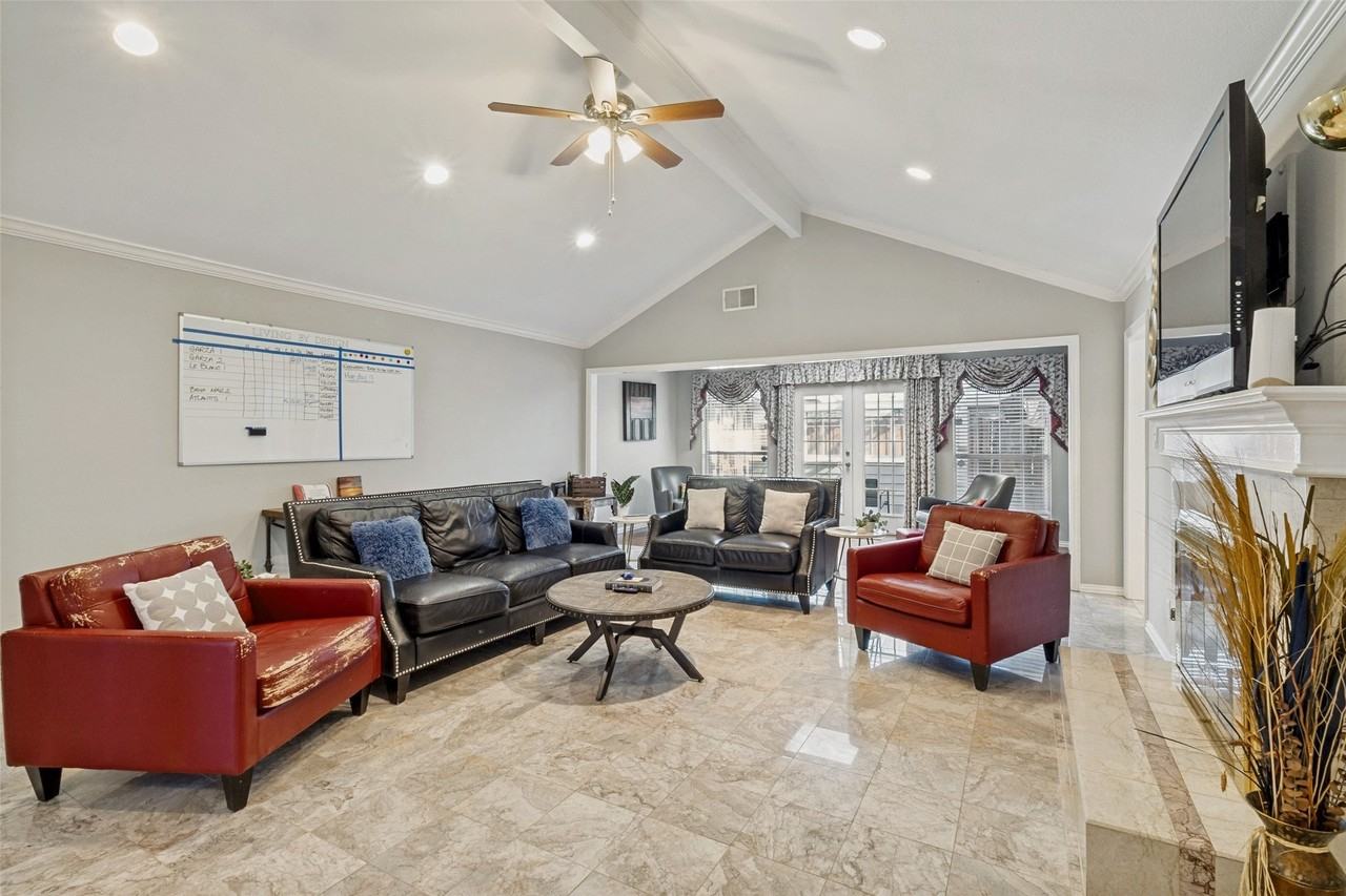 3024 Encino Dr - Photo 4 of 25