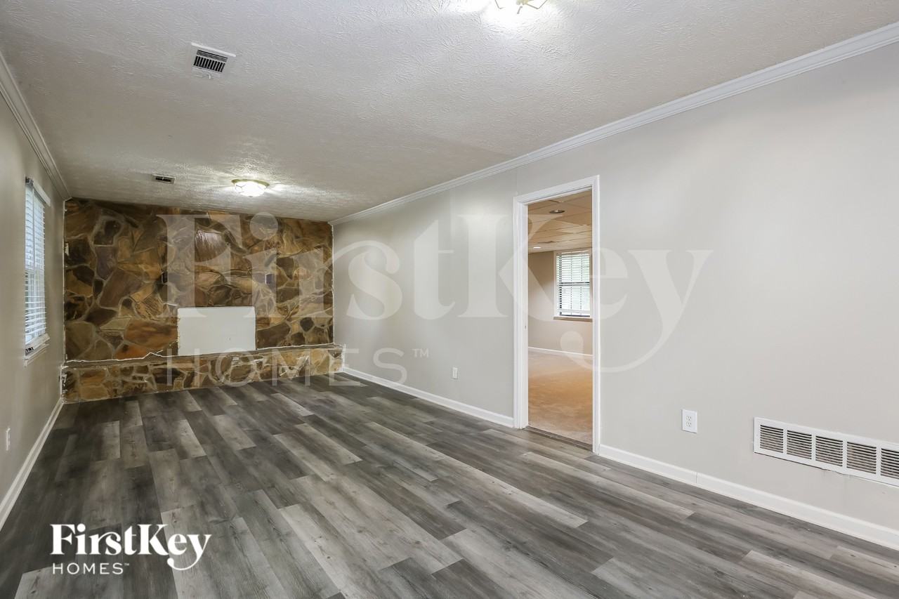 3800 Charlotte Dr - Photo 4 of 16