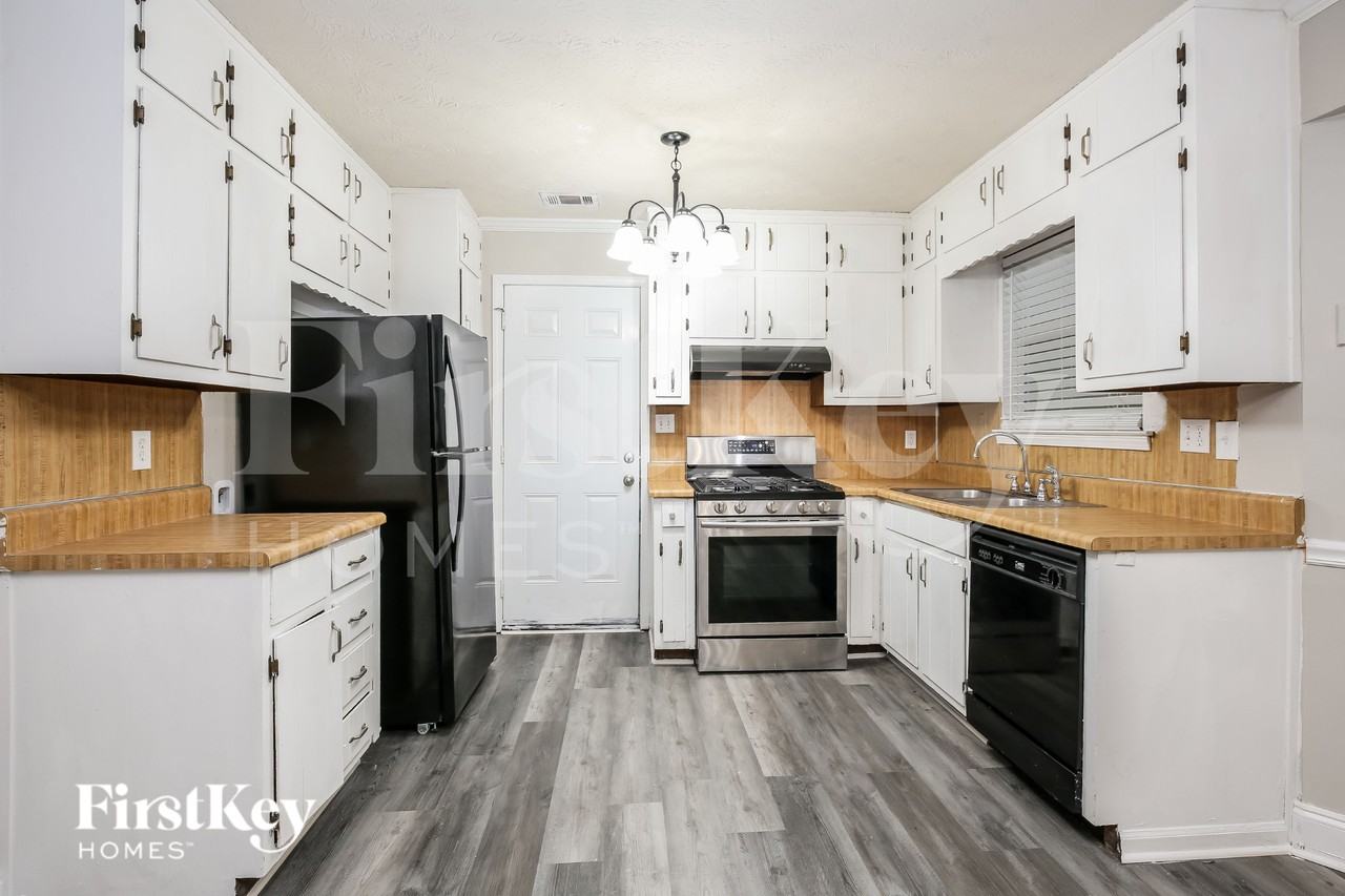 3800 Charlotte Dr - Photo 5 of 16