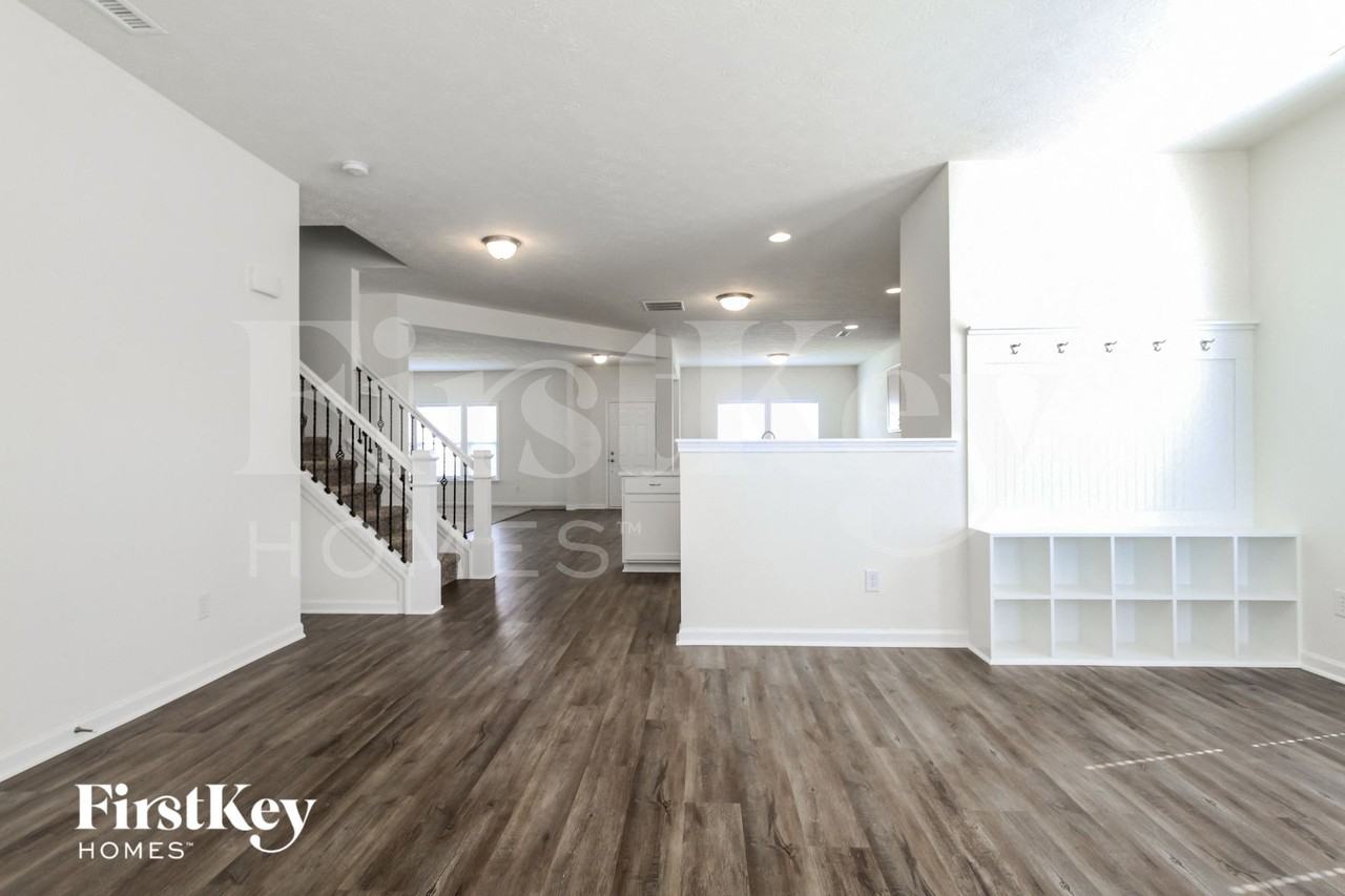7240 Lockford Walk N - Photo 5 of 15
