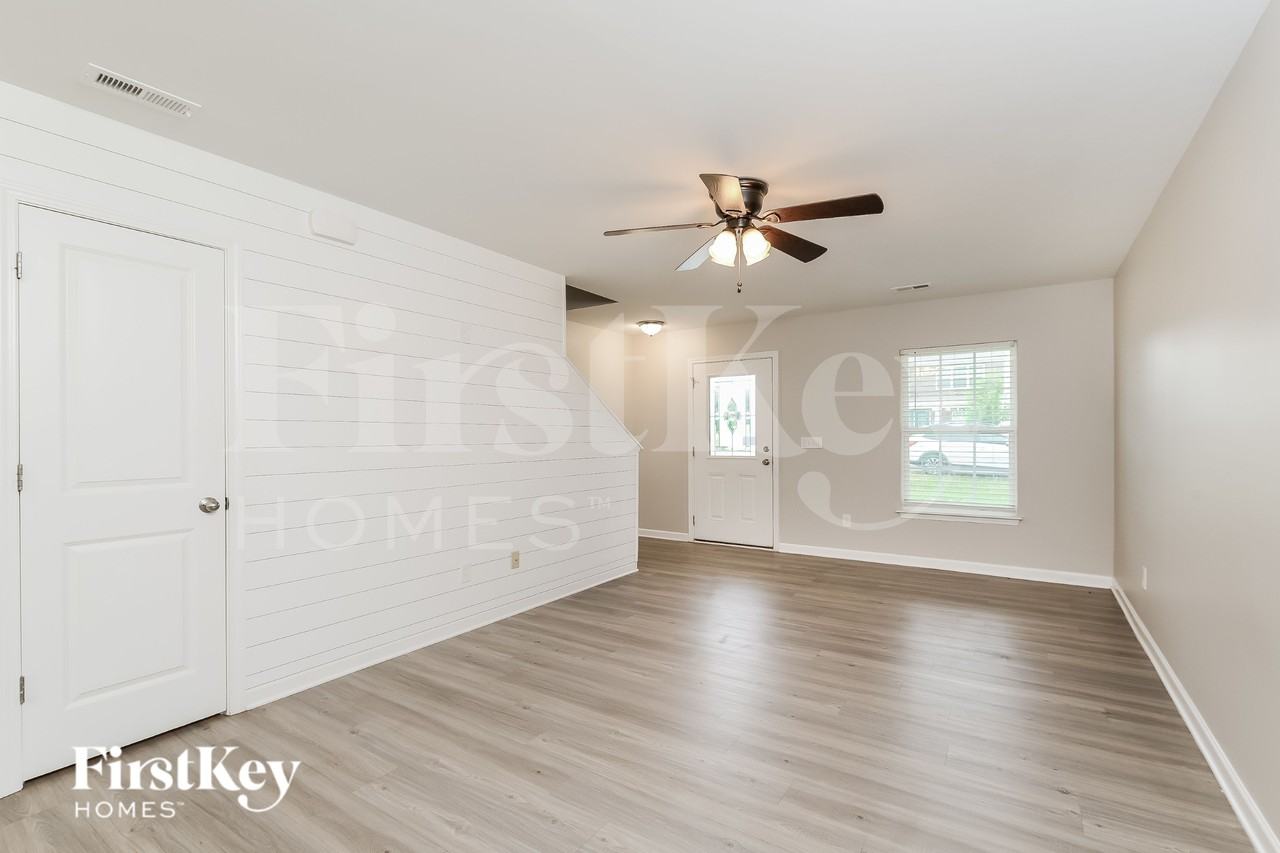 107 Sawyer Ln N - Photo 3 of 16