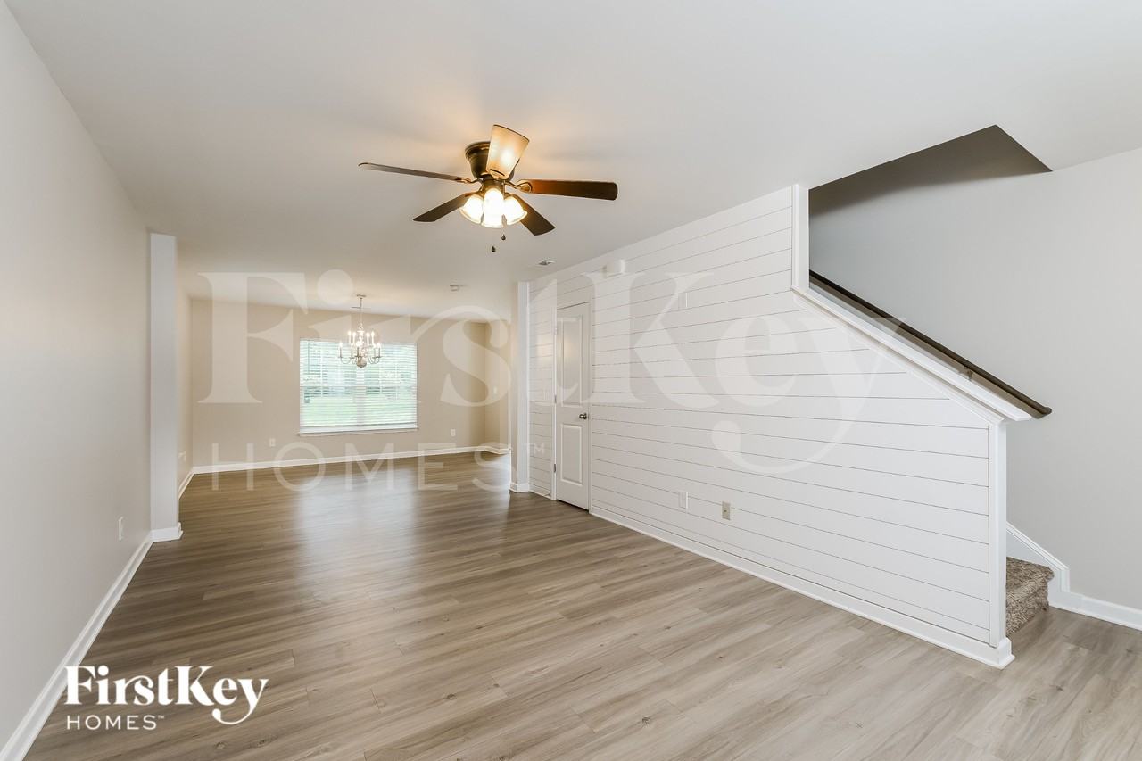 107 Sawyer Ln N - Photo 4 of 16