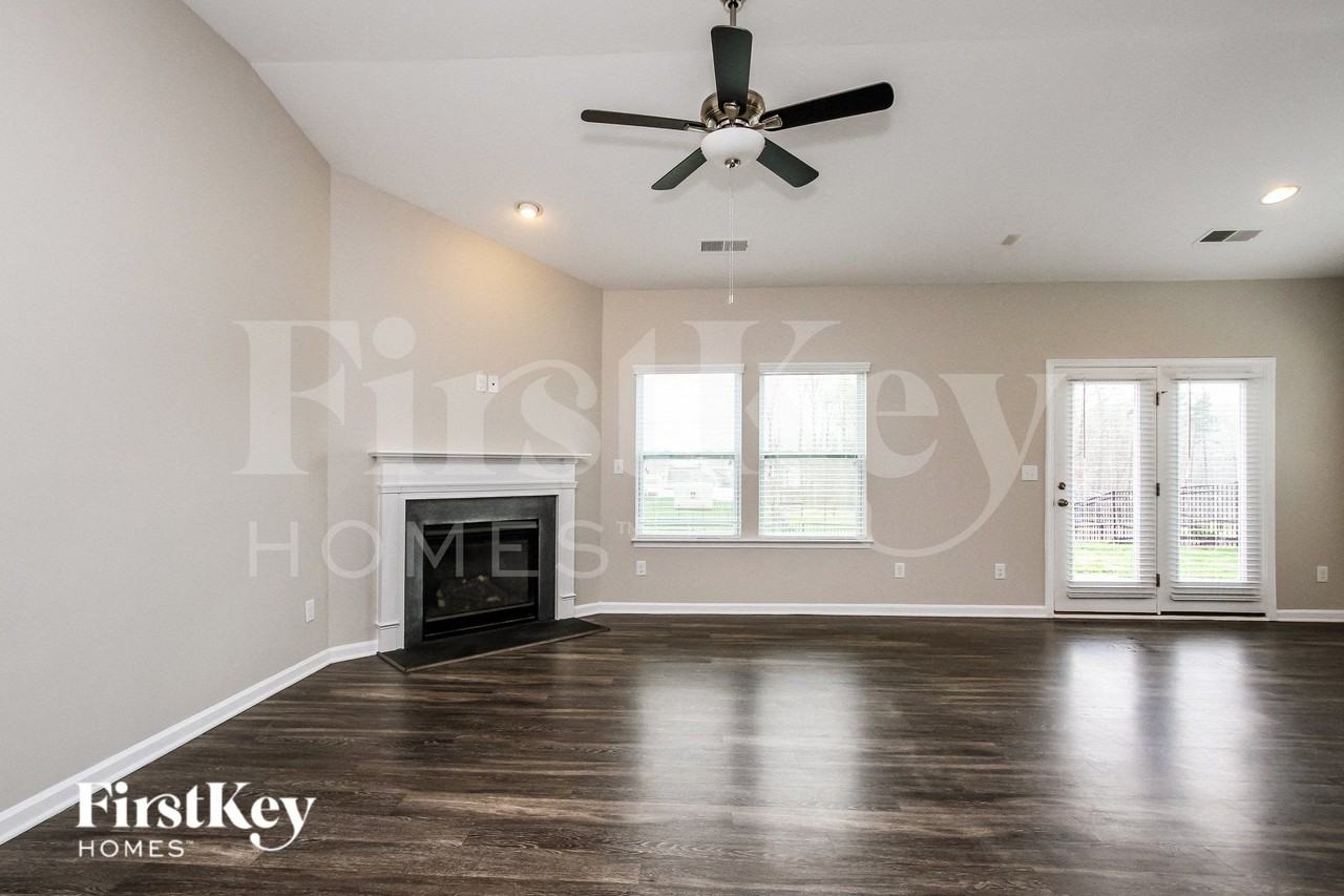 136 Avalon Reserve Dr - Photo 2 of 15