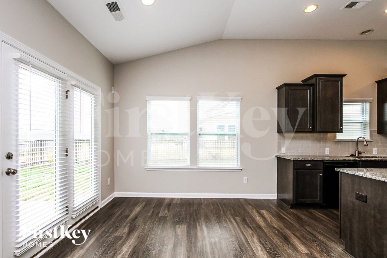 136 Avalon Reserve Dr - Photo 4 of 15