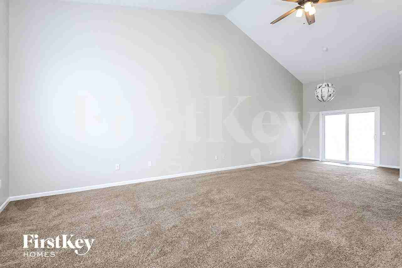 7593 Sun Valley Ct - Photo 3 of 15