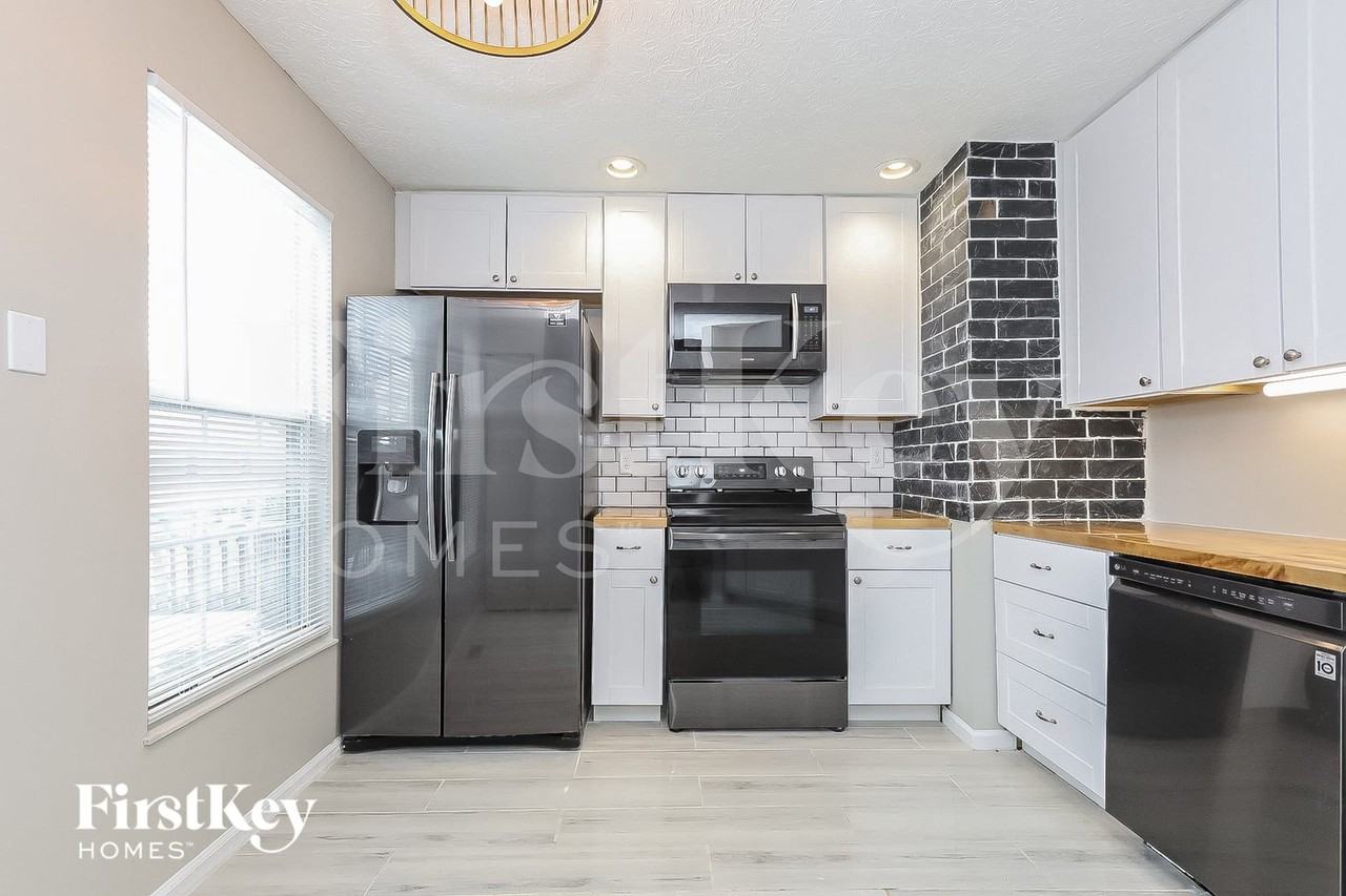 7593 Sun Valley Ct - Photo 7 of 15