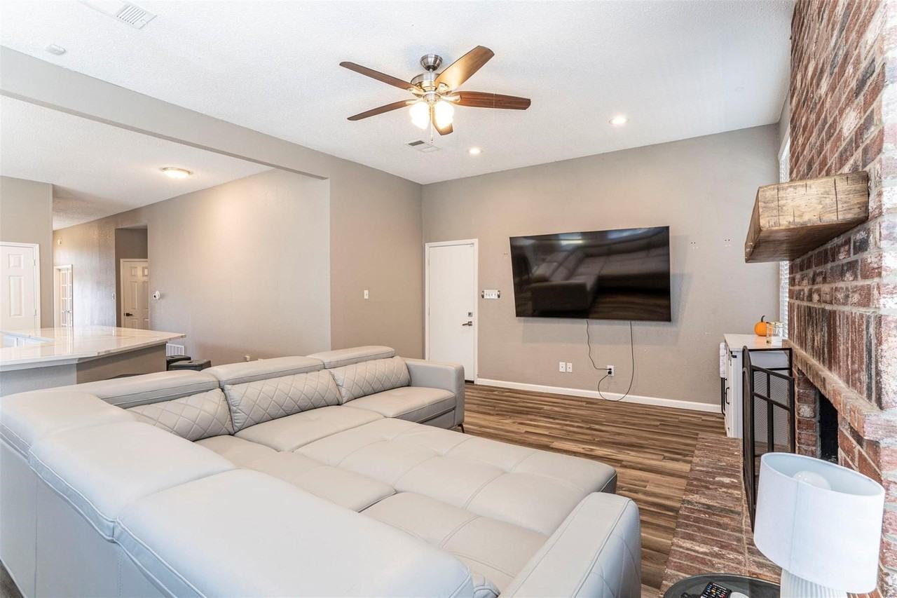8409 Lake Bend Dr - Photo 3 of 25