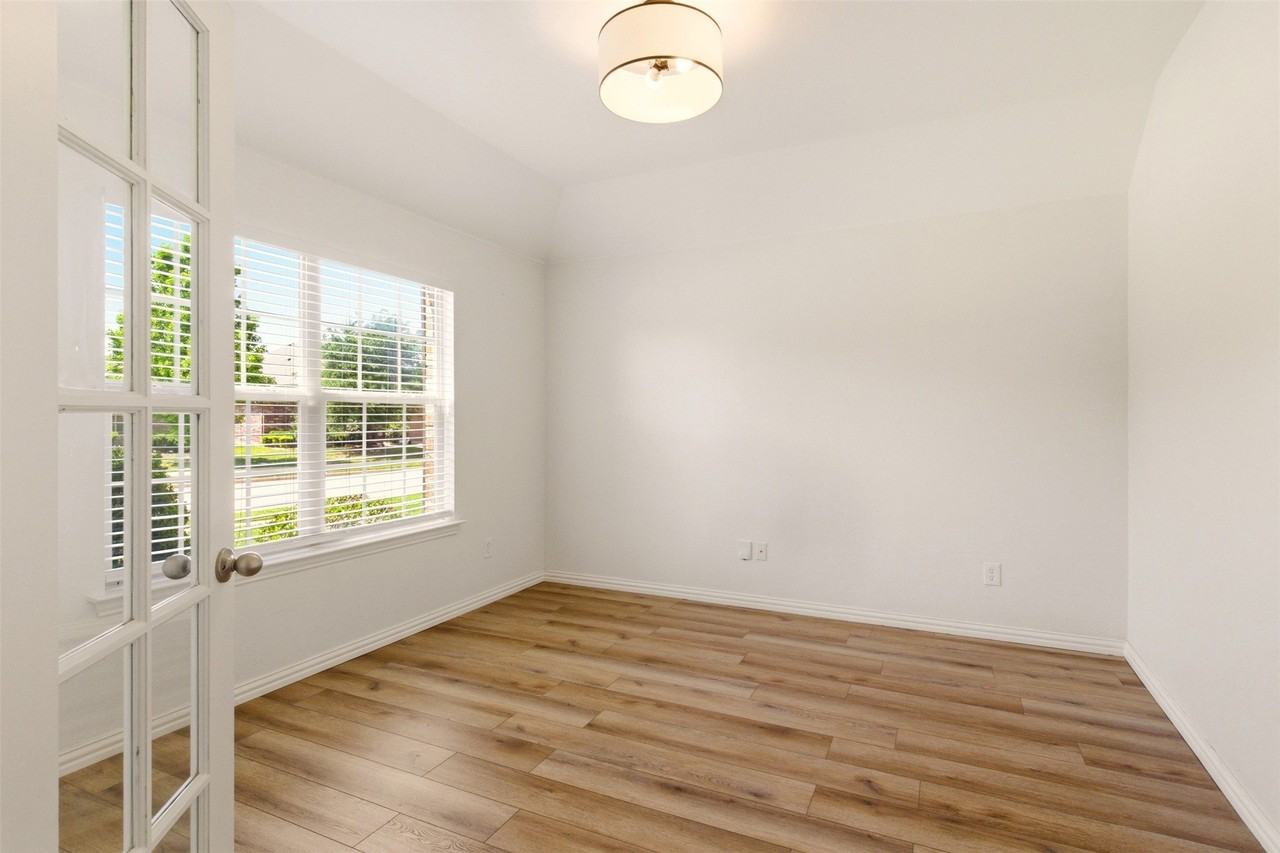 2201 Willow Creek Dr - Photo 3 of 18