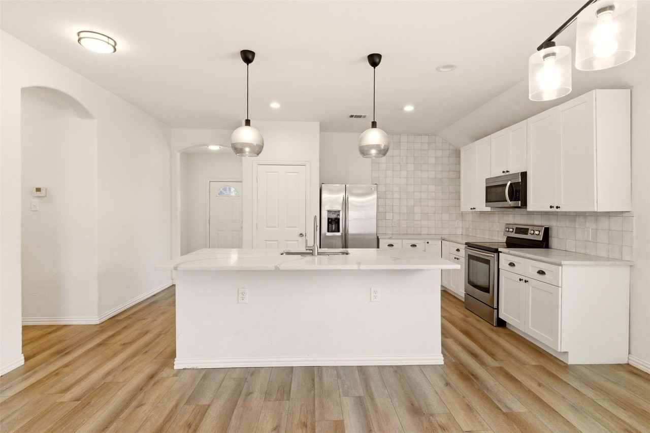 2201 Willow Creek Dr - Photo 7 of 18
