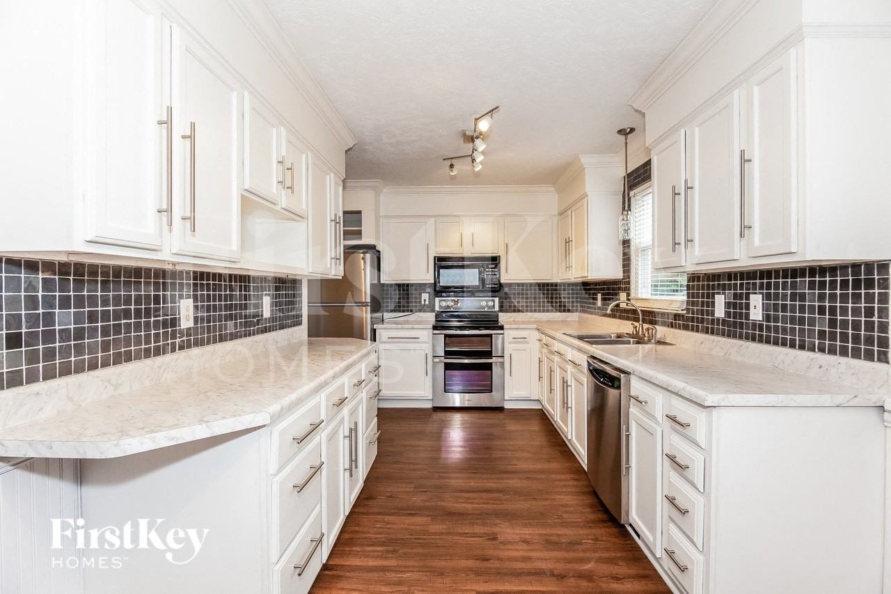 9512 Robert Burns Ct - Photo 4 of 15
