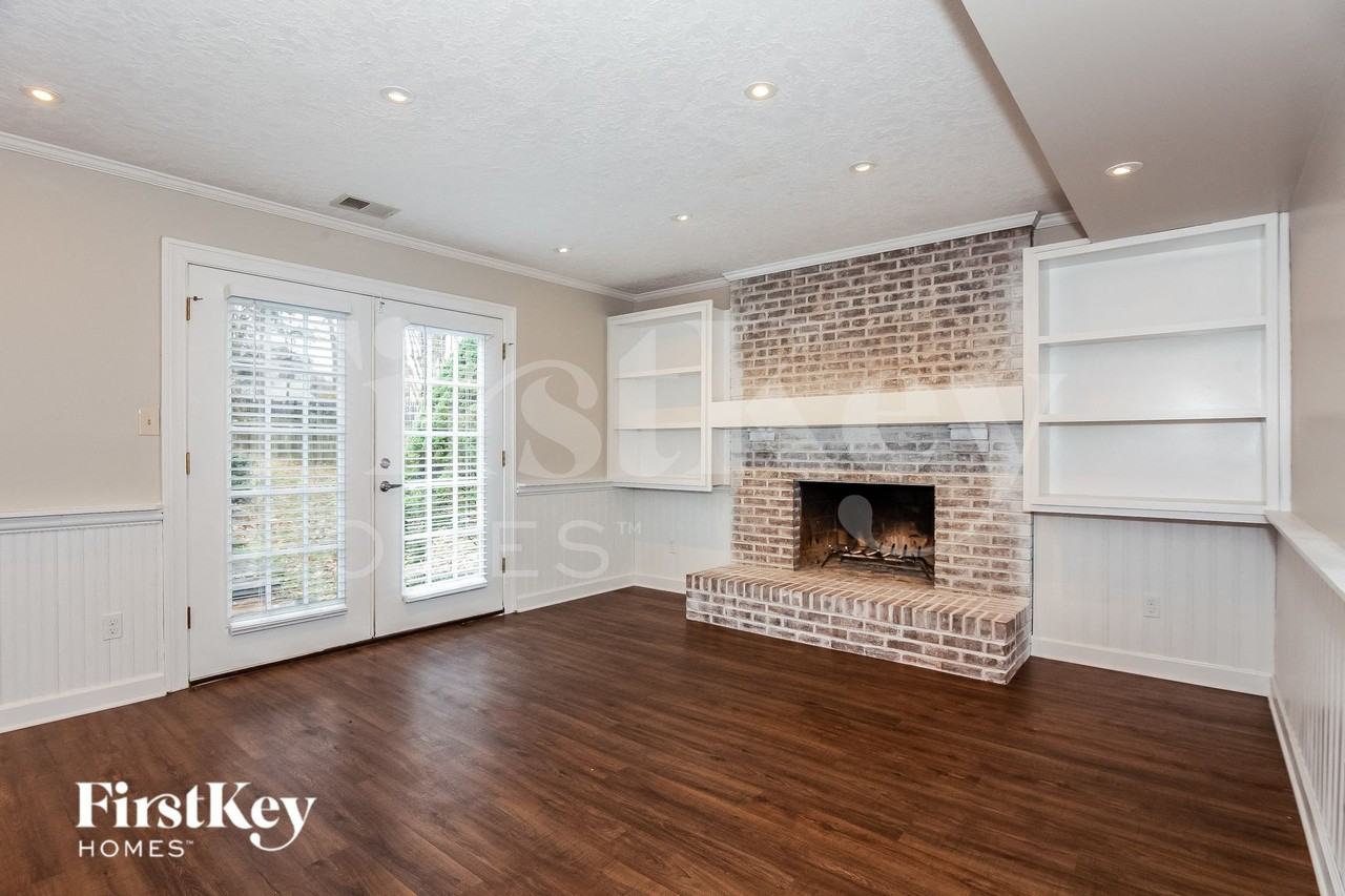 9512 Robert Burns Ct - Photo 5 of 15