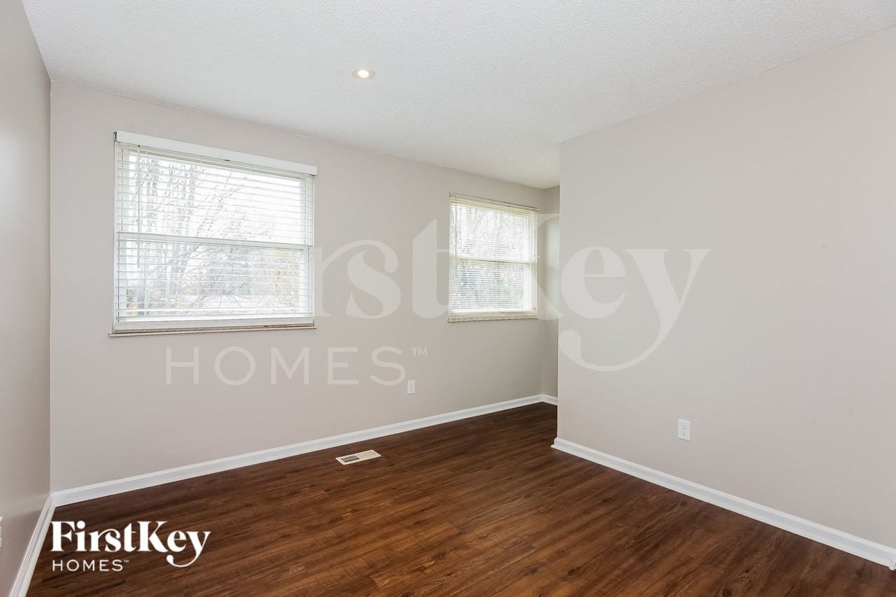 9512 Robert Burns Ct - Photo 7 of 15