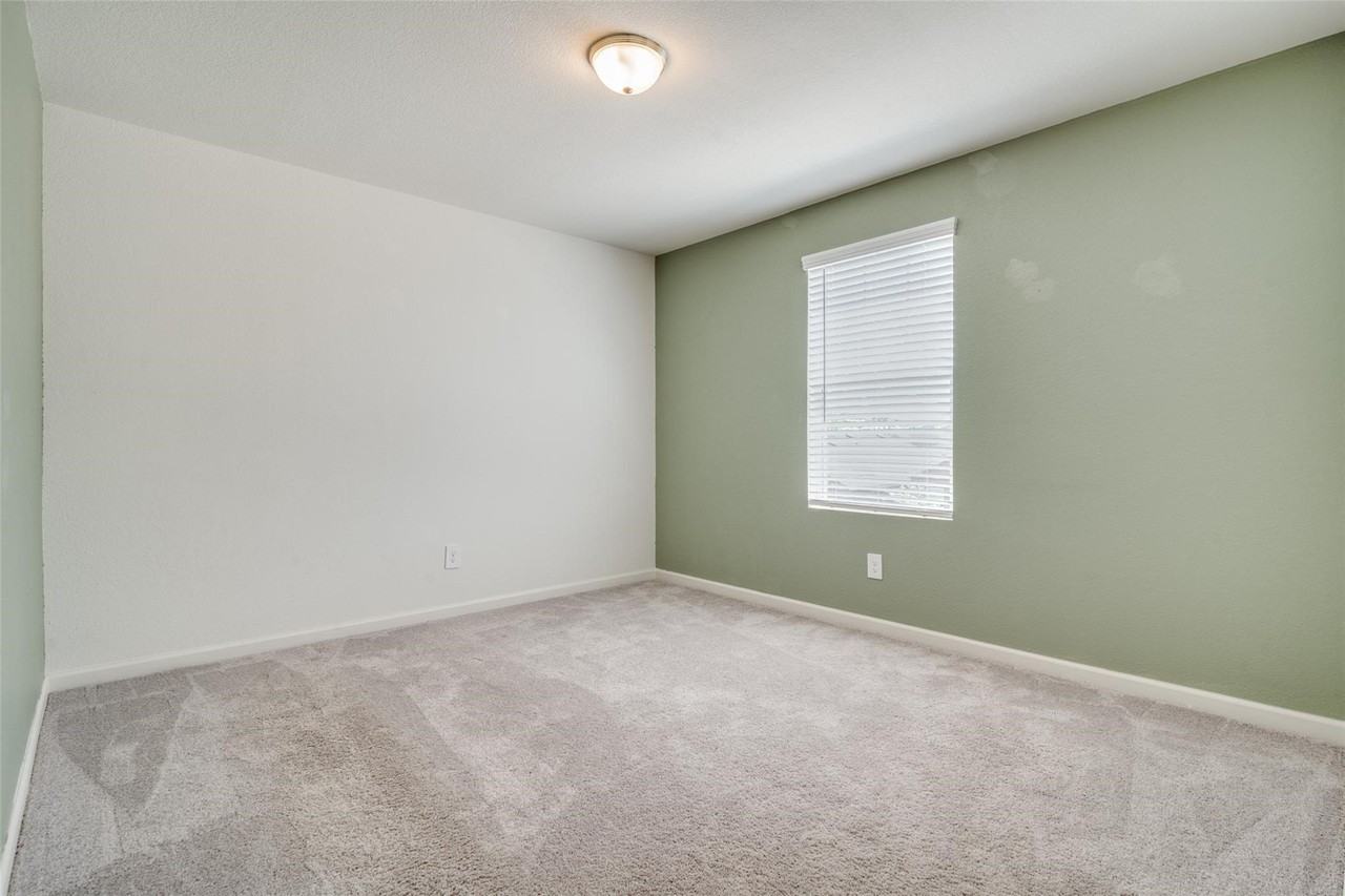 731 Yorkshire Dr - Photo 3 of 32