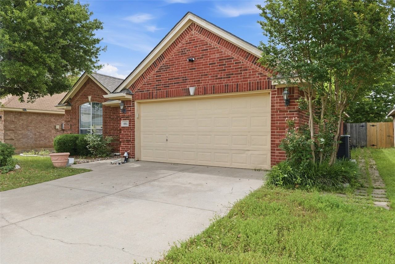 9008 Winding River Dr - Photo 3 of 31