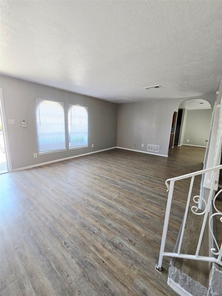 3954 Altoona Dr - Photo 3 of 10