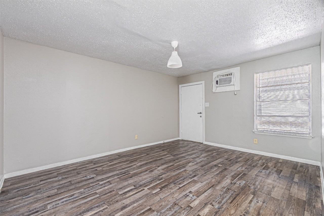602 N Lancaster Ave - Photo 6 of 16