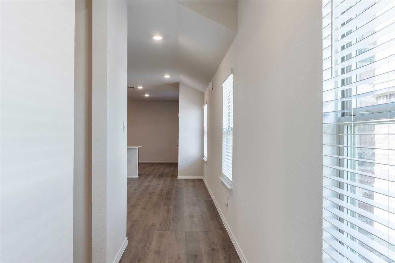 2008 Bailer Way - Photo 4 of 28