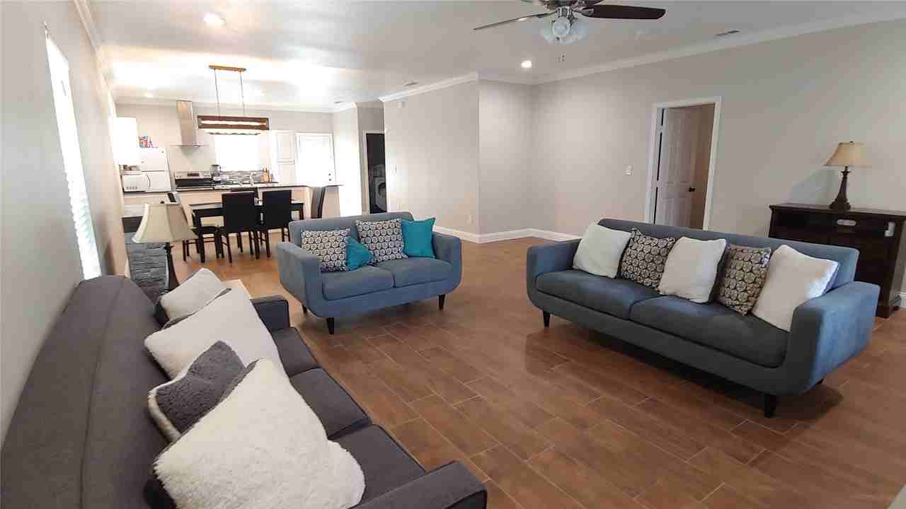 1012 E Oak St - Photo 5 of 27