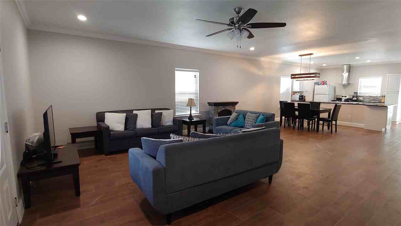 1012 E Oak St - Photo 6 of 27