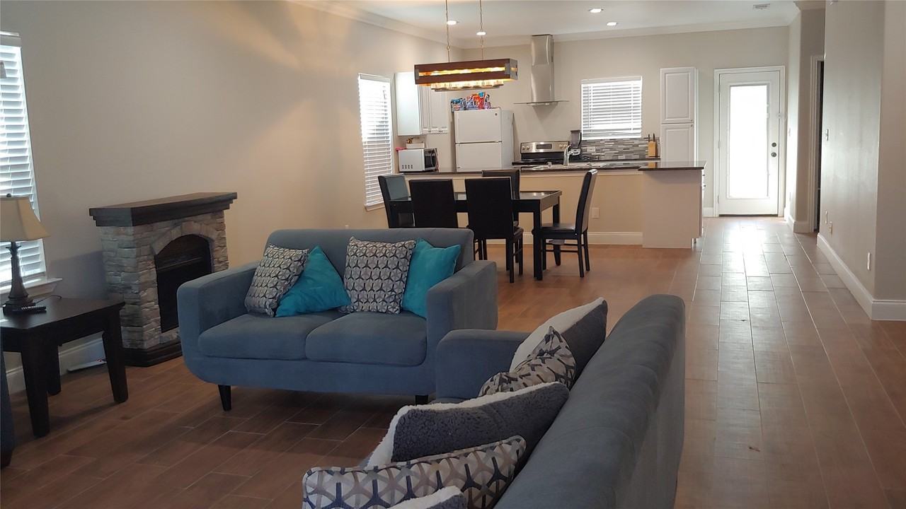1012 E Oak St - Photo 7 of 27
