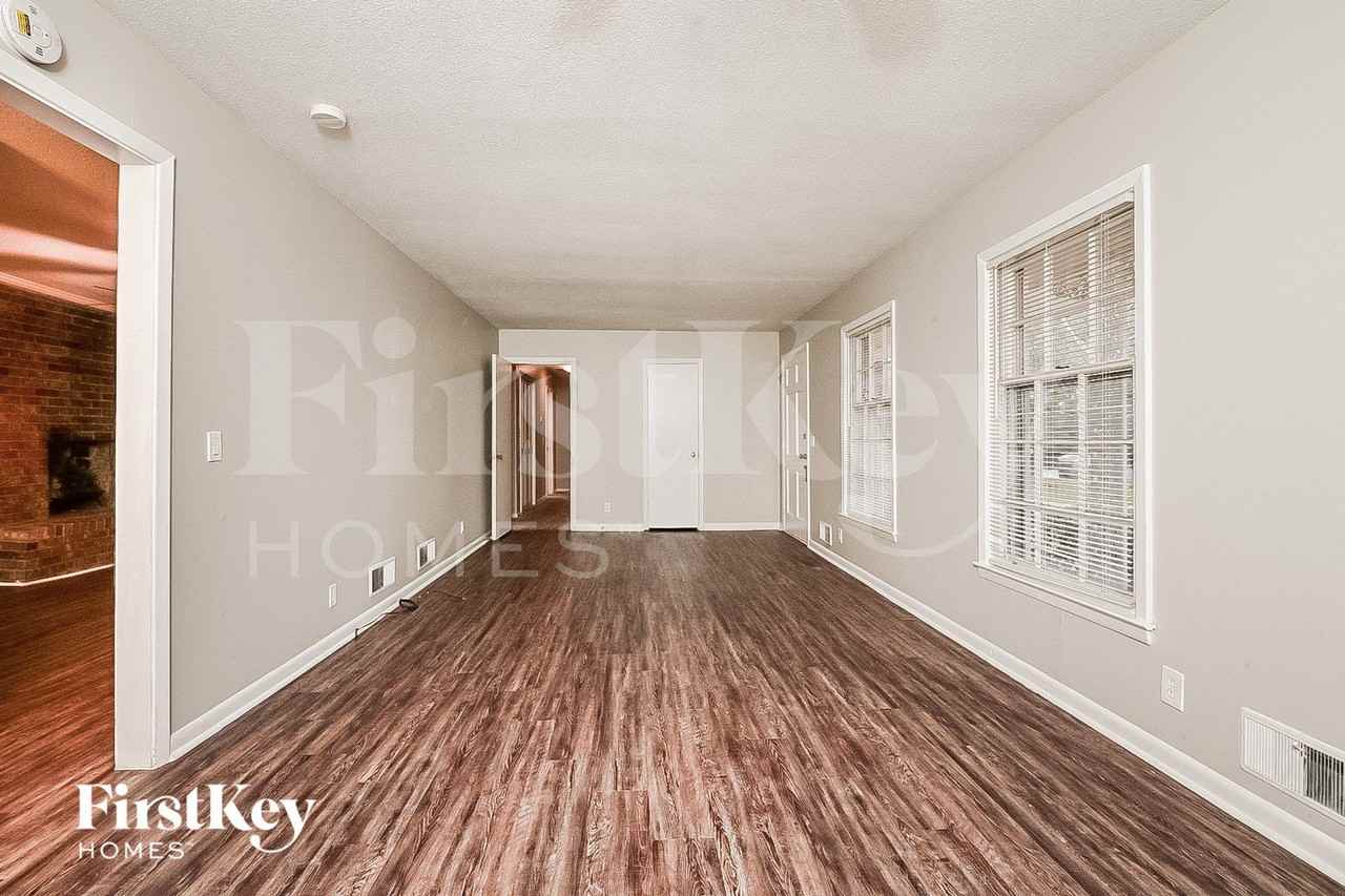 788 S Pine St Ne - Photo 3 of 15