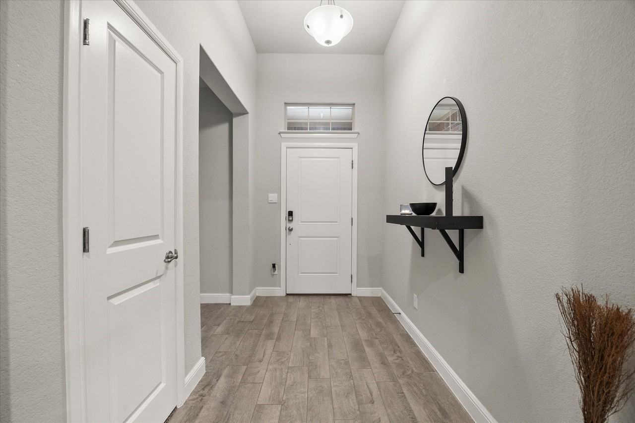 1009 Croxley Way - Photo 4 of 28