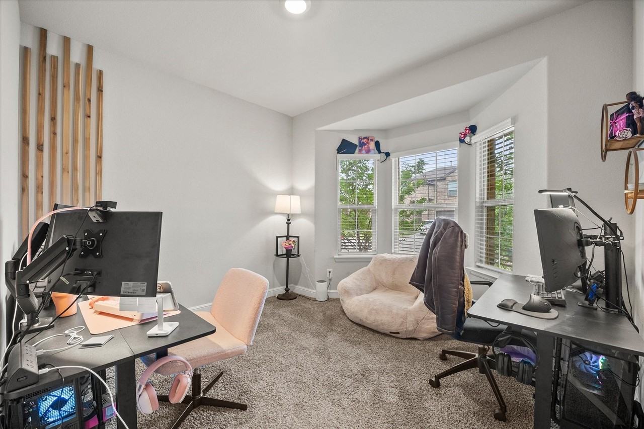 1009 Croxley Way - Photo 5 of 28