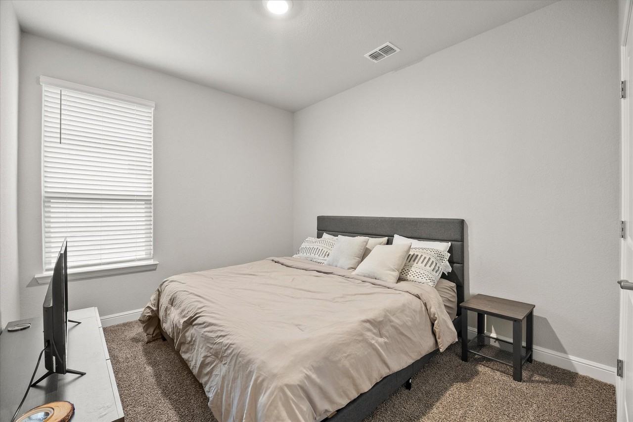 1009 Croxley Way - Photo 7 of 28