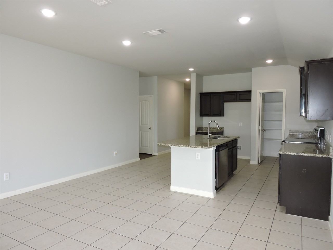 8050 Privet St - Photo 4 of 24